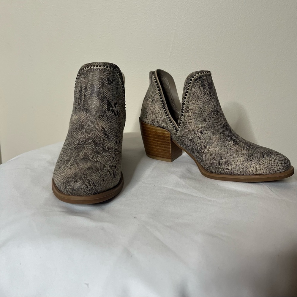 Very G Women’s Cream Snake Print Bead Trim Stacked Heel V-Cut Booties Sz 6.5 New - Picture 2 of 11